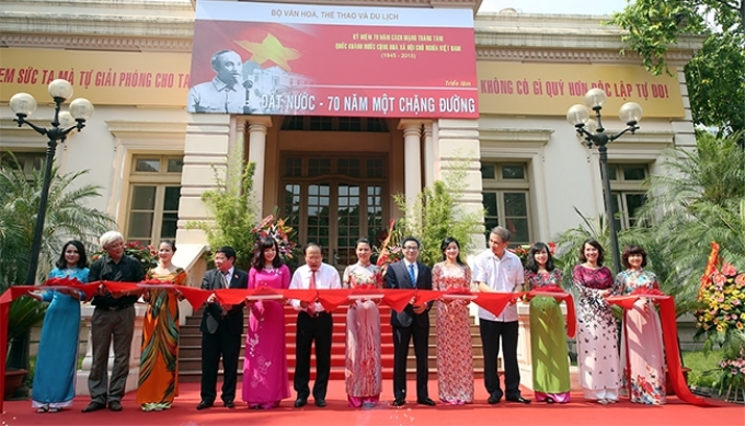 Cắt băng khai mạc Triển lãm